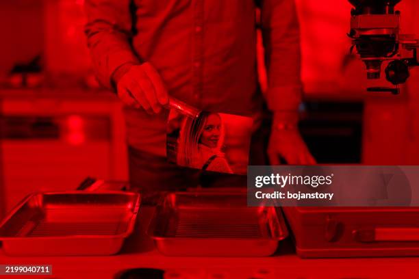 fotografo che fa foto in camera oscura - attrezzatura fotografica foto e immagini stock