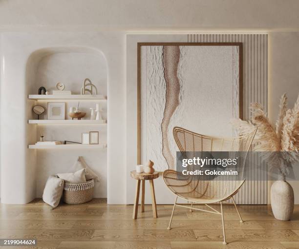 interior de sala de estar boho con pared decorativa, flores secas en jarrón, sillón de ratán, libro y accesorios elegantes en una elegante decoración para el hogar. - interiores modelos fotografías e imágenes de stock