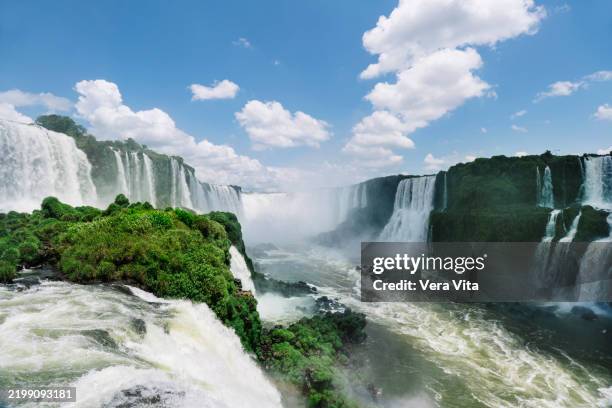 landscape view of floriano falls at iguazu falls in brazil - cataratas del iguazú fotografías e imágenes de stock