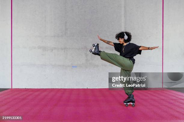 woman skating outdoor in nyc - roller skates stock pictures, royalty-free photos & images