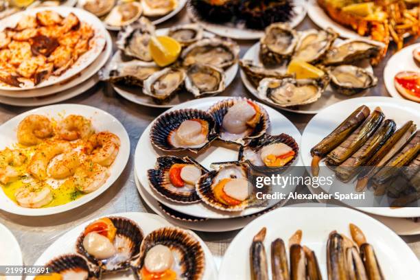 fresh seafood at mercado de san miguel market, madrid, spain - produit de la mer photos et images de collection