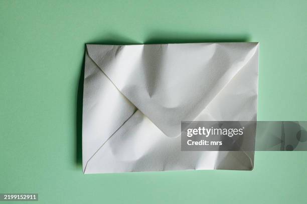 crumpled envelope - correspondencia fotografías e imágenes de stock