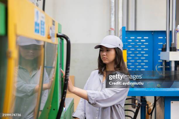 engagierte junge arbeiterin/ingenieurin am computermonitor in der fabrik. - hebebühne stock-fotos und bilder