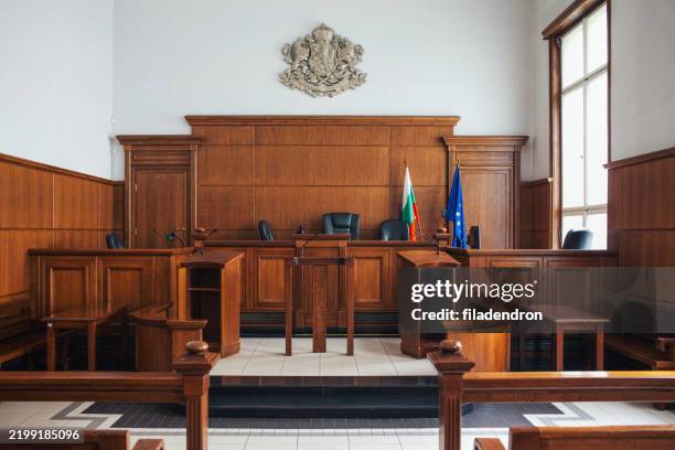 interior de una sala de audiencias en sofía, bulgaria - palacio de la justicia fotografías e imágenes de stock
