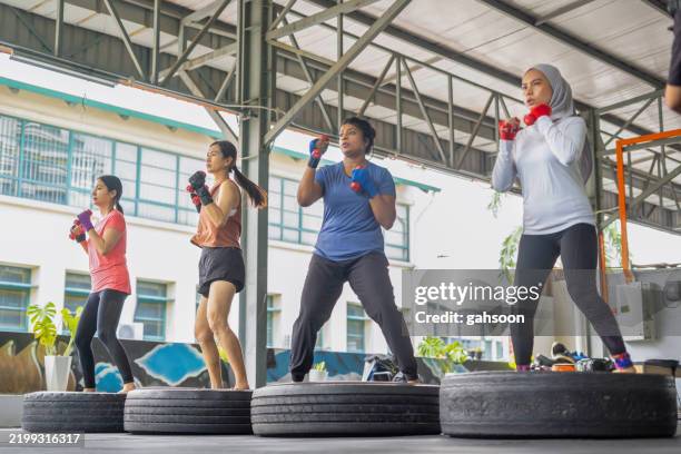 boxeuse s’échauffe avant l’entraînement - formation militaire photos et images de collection