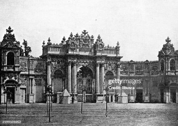 gate to dolma bagtche palace, istanbul, turkey (»å´Ç±ô³¾²¹²ú²¹³óç±ð) - »å´Ç±ô³¾²¹²ú²¹³óç±ð stock illustrations