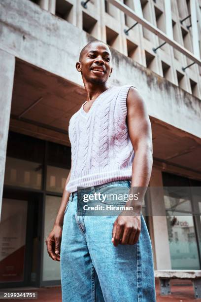 modischer junger mann, der im freien in einer lässigen straßenumgebung lächelt - unterhemd stock-fotos und bilder