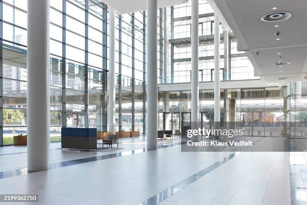 empty lobby of modern office - atrio-característica-arquitectónica fotografías e imágenes de stock