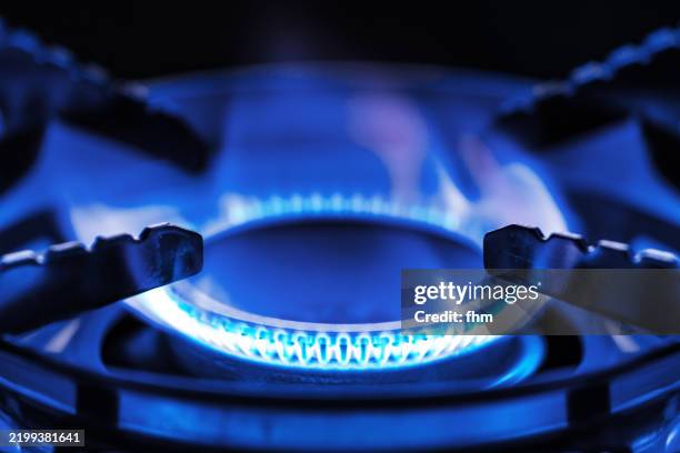 gas stove with flame - aardgas stockfoto's en -beelden