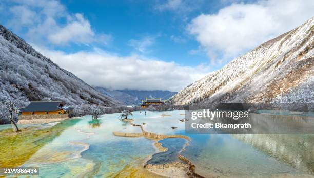 breathtaking five color ponds at huanglong scenic and historic interest area in the minshan mountains at the edge of the tibetan himalayan plateauin in songpan county, sichuan province, china asia - província de sichuan imagens e fotografias de stock