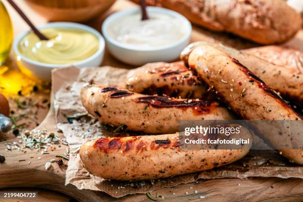 gegrillte bratwürste auf schneidebrett - gegrilltes schweinefleisch stock-fotos und bilder