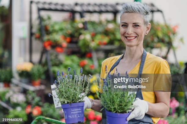 portrait of garden center worker looking at camera - tuincentrum stockfoto's en -beelden