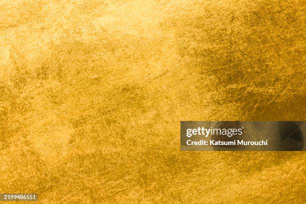 gold leaf texture background - folie stockfoto's en -beelden