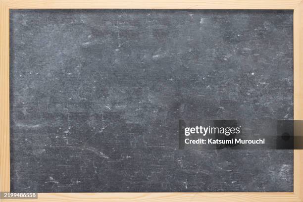 chalkboard with wooden frame background - schoolbord stockfoto's en -beelden