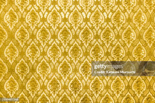 golden metallic classy crowned pattern vintage background - gobernador fotografías e imágenes de stock