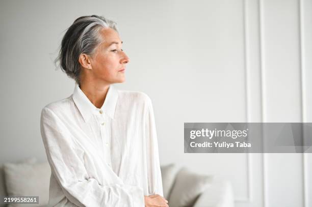 side view portrait of fashionable mature woman. - grijs haar stockfoto's en -beelden