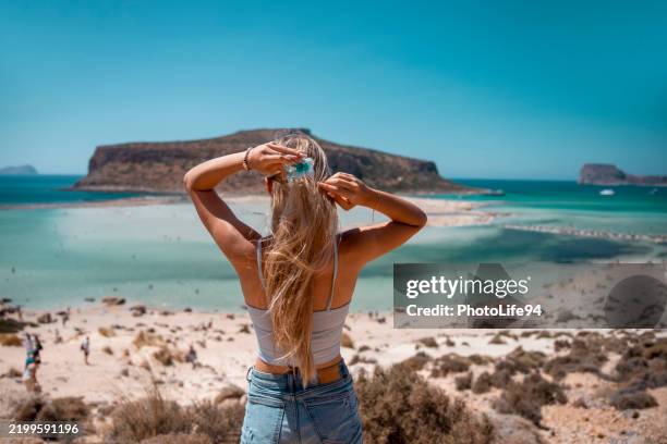 schöne fitte junge frau am exotischen inselstrand - haarspange stock-fotos und bilder