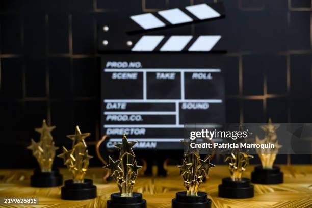 movie-film clapboard and gold-star award trophies - tipo-de-premio-de-cine fotografías e imágenes de stock