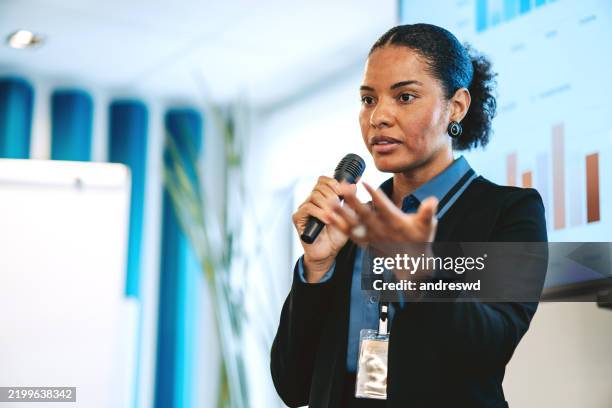 woman giving speaker presentation - palestrante imagens e fotografias de stock