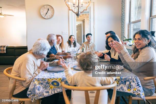 amerikanisches familientreffen am esstisch - italienischer abstammung stock-fotos und bilder