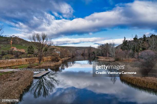 the duero river in soria, spain - ribera característica de la tierra fotografías e imágenes de stock