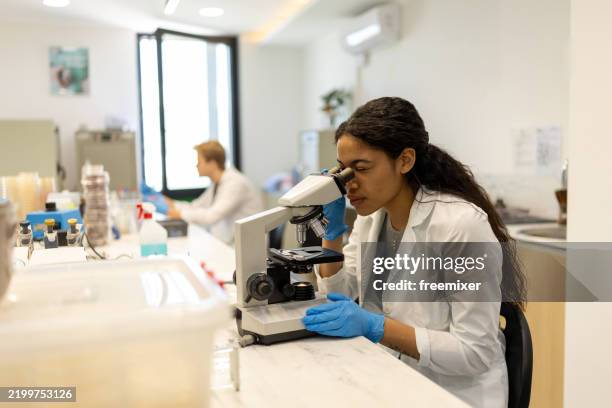 two microbiologists working in laboratory - epidemiologia imagens e fotografias de stock