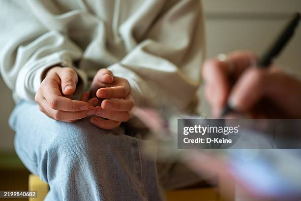 primer plano de la sesión de terapia con una adolescente ansiosa - salud mental fotografías e imágenes de stock