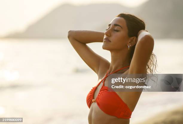 junge frau im bikini posiert am strand, alanya beach, antalya, türkei - verführung stock-fotos und bilder