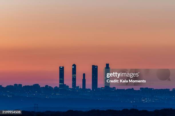 madrid skyline standing out against a colorful sunset sky - panorama urbano fotografías e imágenes de stock