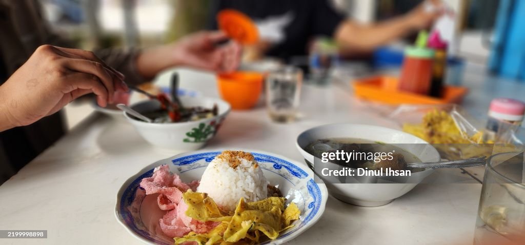 Makan soto dendeng