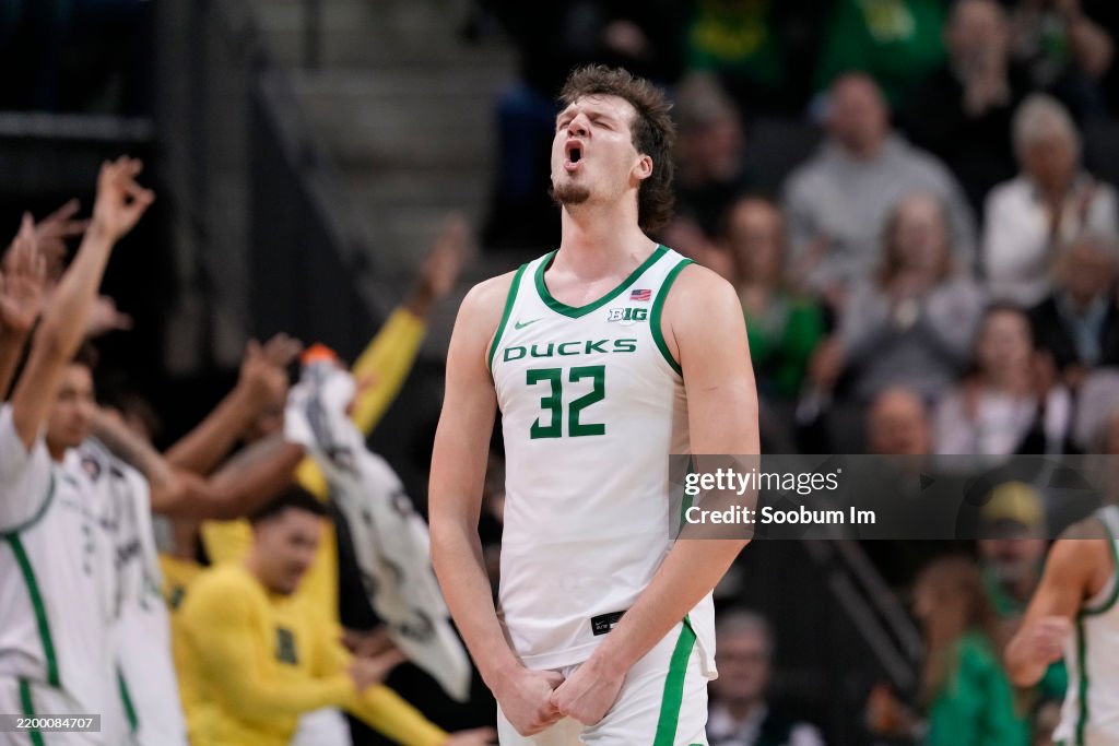 Oregon Rutgers Nate Bittle of the Oregon Ducks celebrates after making a three point ...