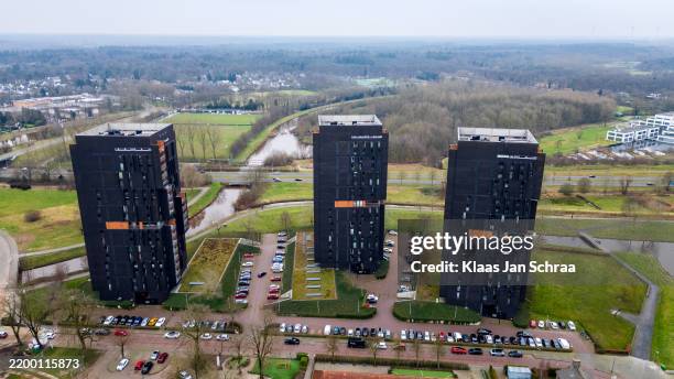 modern residential towers in an urban landscape - nieuwbouw stockfoto's en -beelden