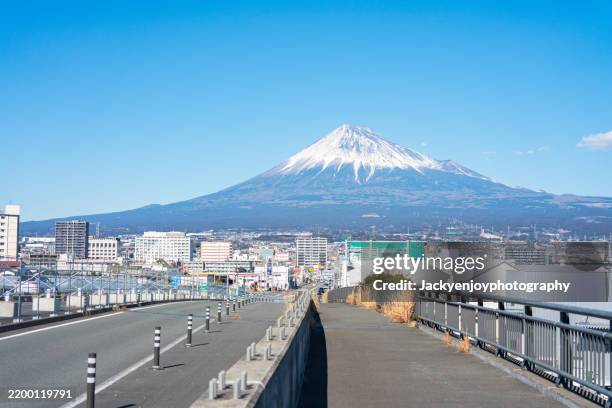 overlooking the country road is mount fuji. - prefeitura de shizuoka imagens e fotografias de stock