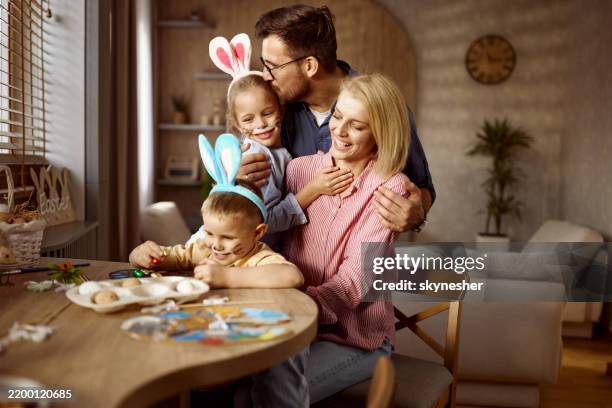 padre amoroso disfrutando con su familia en semana santa en casa. - pascua fotografías e imágenes de stock
