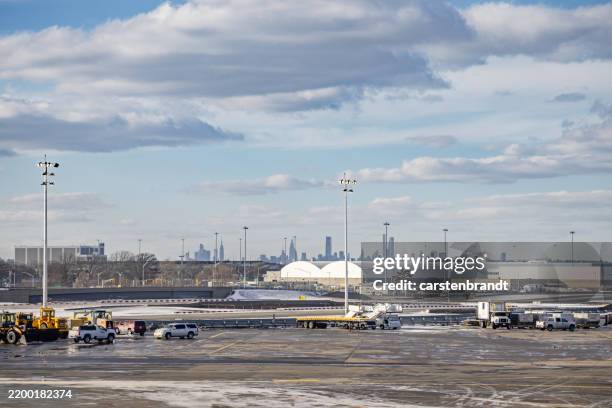 view over the tarmac towards the manhattan skyline - general aviation stock pictures, royalty-free photos & images