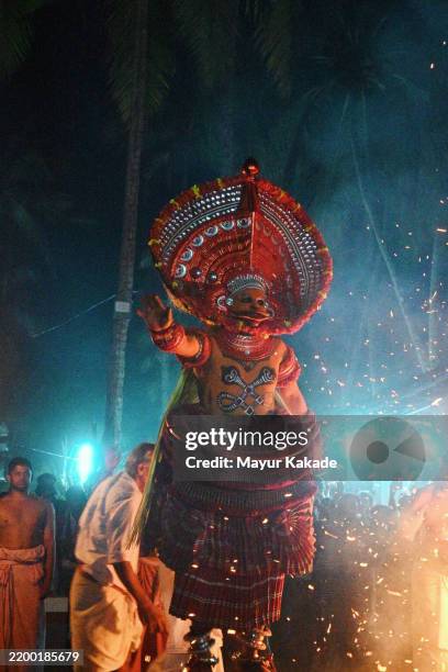 kudiveeran thayyam performing a ritual dance - onam dance performance stock pictures, royalty-free photos & images