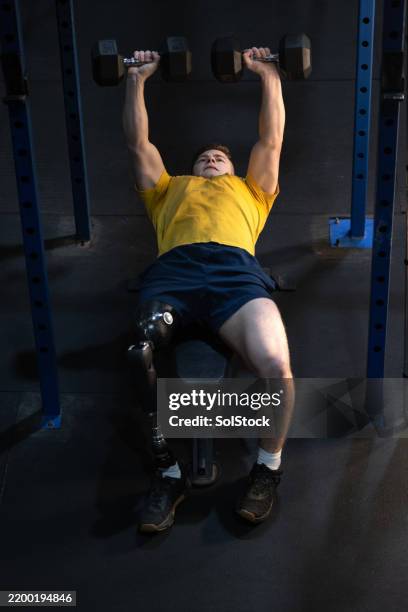 bench pressing with prosthetic leg - individual pursuit stock pictures, royalty-free photos & images