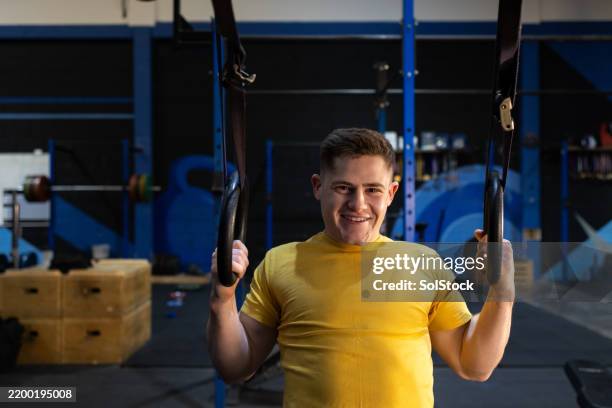 desafiando os limites dos anéis de ginástica - exercício anaeróbico - fotografias e filmes do acervo