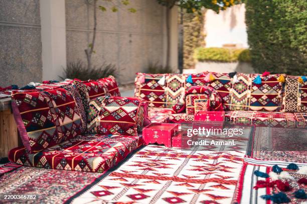 majlis arabo tradizionale con cuscini e tappeti colorati - majlis foto e immagini stock