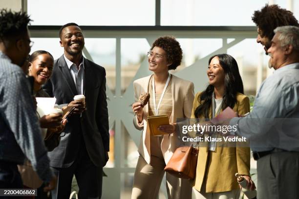 multiracial business professionals talking in seminar - congreso de negocios fotografías e imágenes de stock