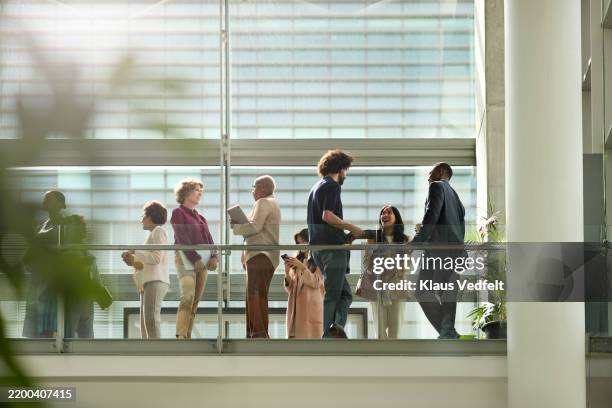 entrepreneurs discussing in networking event - flouté photos et images de collection