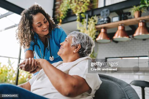 paziente di assistenza sanitaria domiciliare - accudire foto e immagini stock
