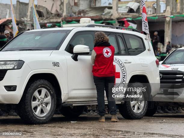 Al-Qassam Brigades, the armed wing of Hamas, hand over 6 Israeli hostages Eliya Cohen, Omer Shem-Tov, Omer Wenkert, Tal Shoham, Avera Mengistu, and...