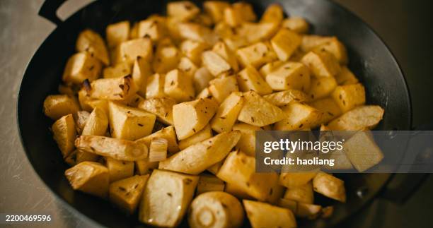 chirivía asada y nabo - brassica rapa fotografías e imágenes de stock
