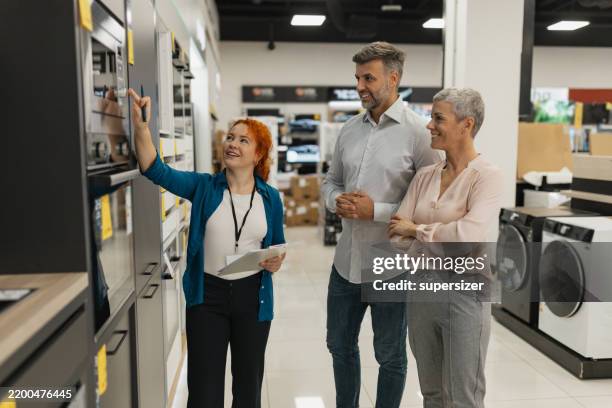 engaging kitchen appliance sales discussion - equipamento elétrico equipamento de recreio imagens e fotografias de stock