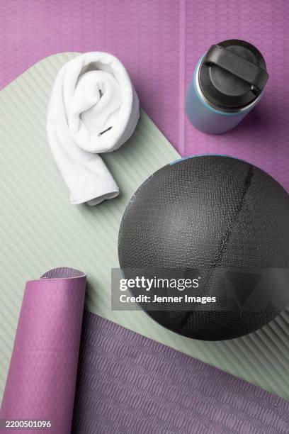 fitness concept. weighted medicine ball on a fitness mat. - colchoneta de ejercicio fotografías e imágenes de stock