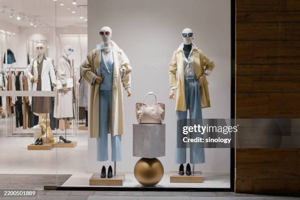 clothing store window in shopping mall - industrie de la mode photos et images de collection
