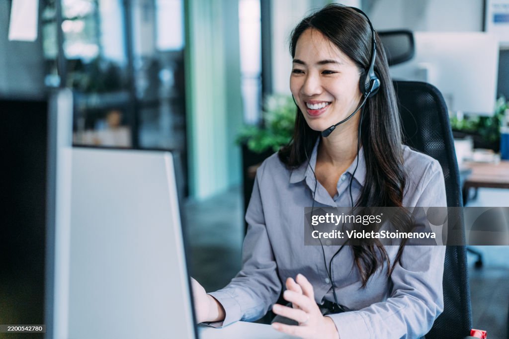 笑顔で電話に出る。