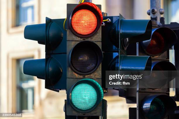 traffic light red - black - green - señal de carretera fotografías e imágenes de stock
