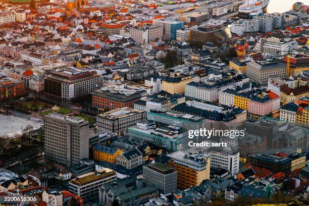 paisaje urbano denso de bergen, noruega en la suave luz del atardecer - oslo fotografías e imágenes de stock